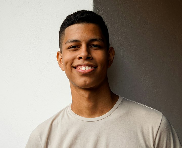Estudante criativo sorrindo